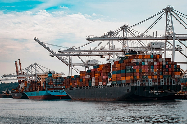 How to Compare Shipping Quotes from China to UK: Freight Rates, Surcharges and Hidden Charges